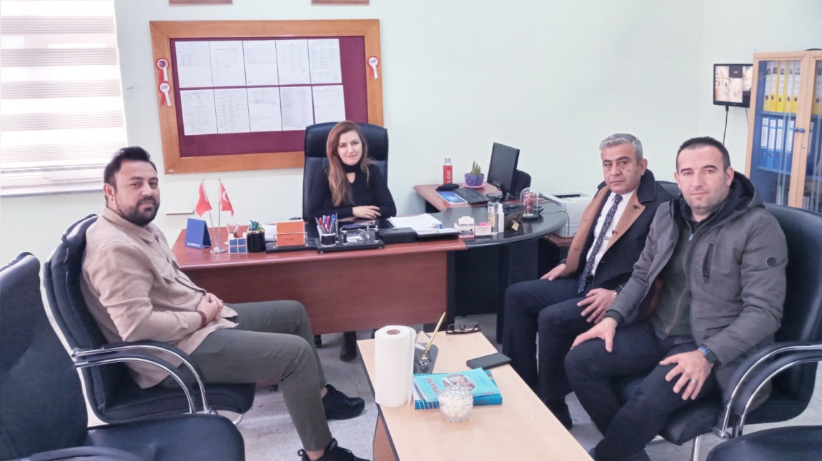Türk Eğitim-Sen İl Başkanı, Okul Müdiremiz Sayın Gülsüm ÖZTÜRK'e hayırlı olsun ziyaretinde bulundu.