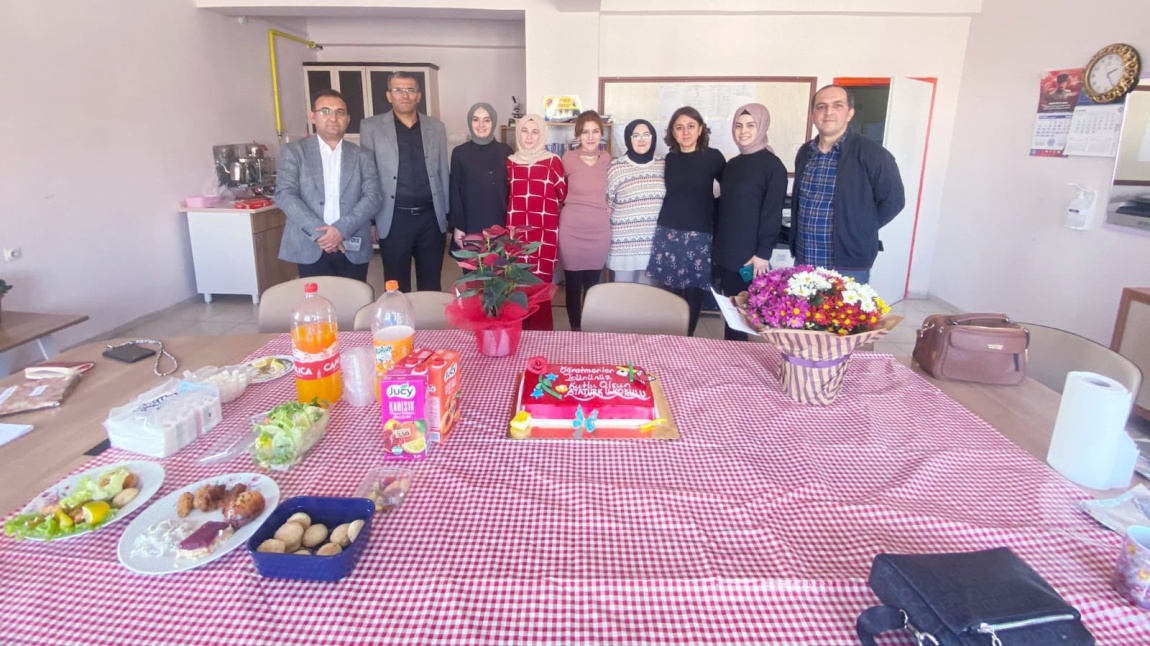 Okul Müdiremiz Sayın Gülsüm ÖZTÜRK, 24 Kasım Öğretmenler Günümüzü kutladı.